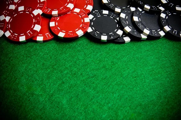 Live Sic Bo table on slot padangtoto showing three dice, betting layout, and dealer
